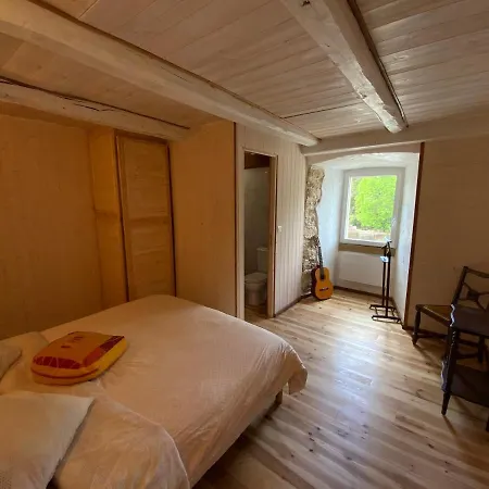 L'oustaliere بيت ضيافة Saint-Georges-de-Levejac